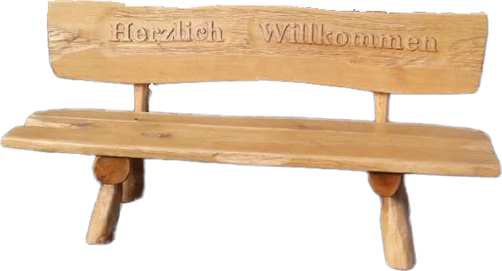 Bank aus Holz mit eingeschnitztem „Herzlich Willkommen“