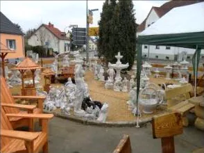 Figuren am Zaun