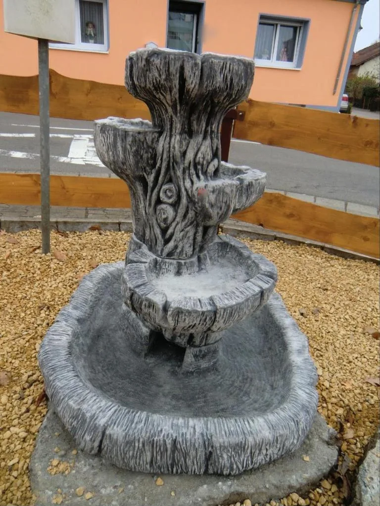 Brunnen wie ein Baumstamm