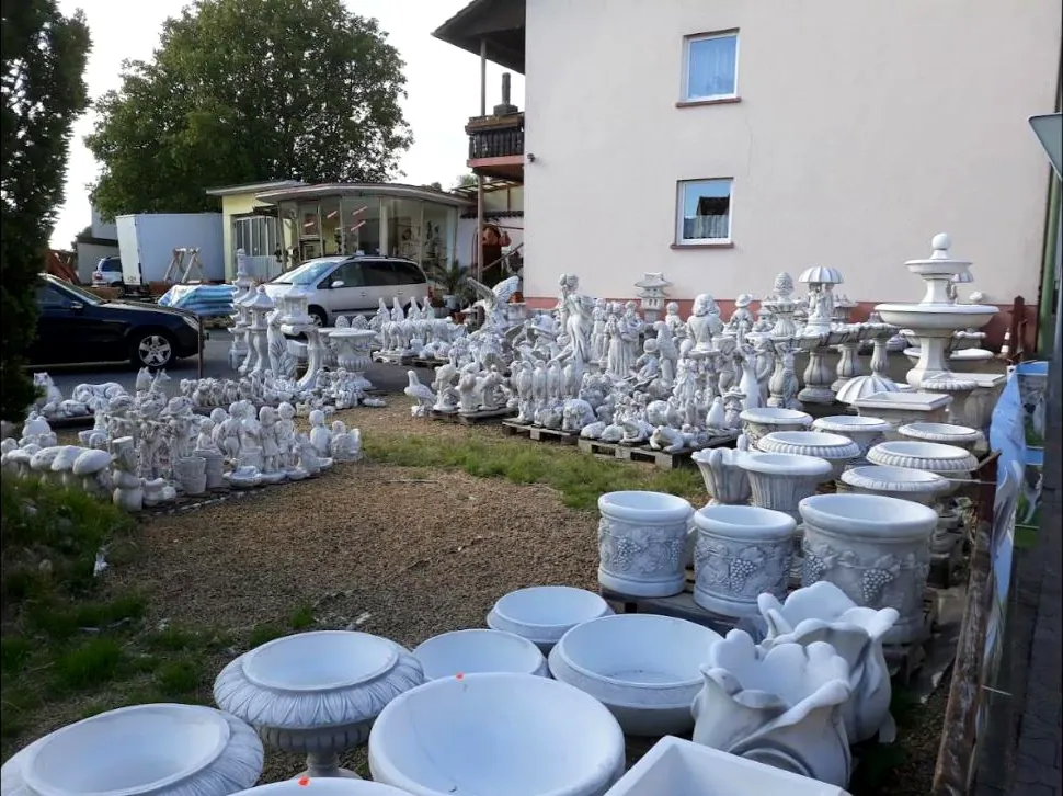 Hunderte Figuren aus Beton