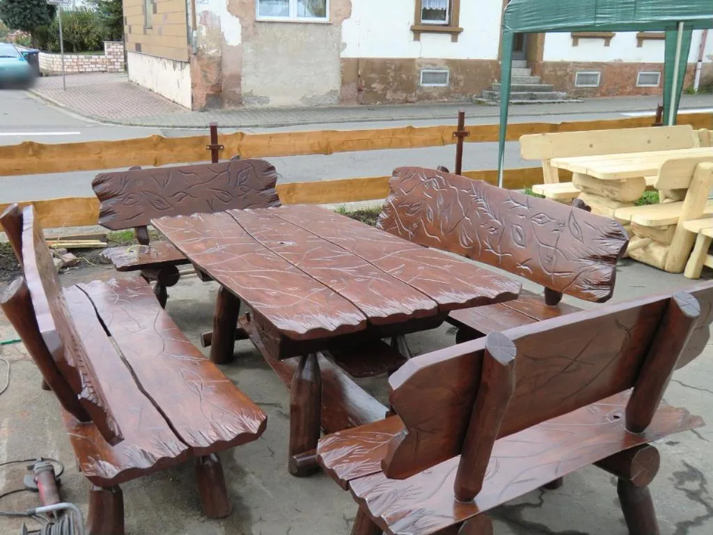 Blätter in Lehne und Platte