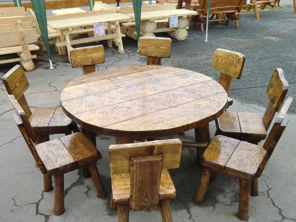 Runde Tafel, nach dem Regen